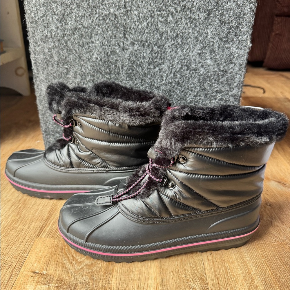 NWOT Children’s Place youth size 6 snow boot
